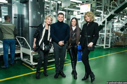 Актрисы-Татьяна-Веденеева-Илана-Юрьева-и-популярная-певица-Анжелика-Агурбаш-в-цеху-сборки-холодильни.jpg (118.22 КБ) Просмотров: 33532 Актрисы-Татьяна-Веденеева-Илана-Юрьева-и-популярная-певица-Анжелика-Агурбаш-в-цеху-сборки-холодильни.jpg