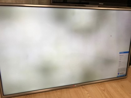 LG 47LA615V dark spot 3.jpg