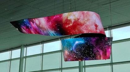 LG installs a beautiful curved OLED signage at Incheon Airport.jpg