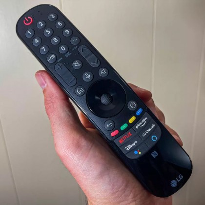 obnovlennyj-pult-lg-magic-remote-2021-po-prezhnemu-imeet-mnozhestvo-knopok-i-upravleniya-dvizheniem.jpg