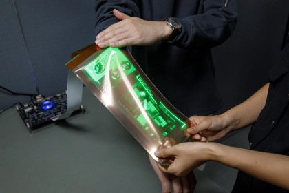lg-display-12-dyujmovyj-rastyagivaemyj-displej-rastyagivat-sgibat-i-skruchivat.jpg