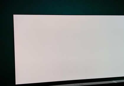 rozovyj-ottenok-tint-na-ehkrane-televizora-lg-oled-c2-1.jpg