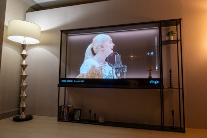 lg-signature-oled-t-pervyj-v-mire-besprovodnoj-prozrachnyj-oled-televizor.jpg
