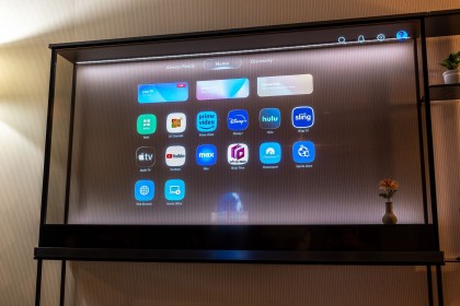 na-oled-t-ustanovlena-polzovatelskaya-versiya-webos-razrabotannaya-dlya-prozrachnogo-ehkrana.jpg