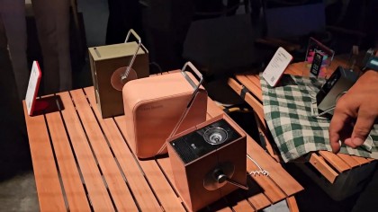 lazernyj-proektor-lg-cinebeam-qube-hu710pb-4k-webos-chekhol-case.jpg