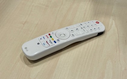 belyj-pult-magic-remote-2024-goda.jpg
