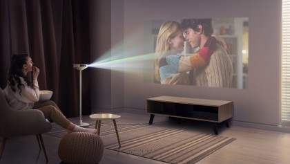 lg-pf600u-proektor-full-hd-v-vide-napolnogo-torshera 2.jpg