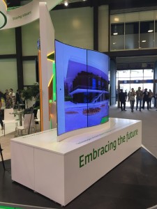 Unikalnyiy-izognutyiy-dvustoronniy-LG-OLED-displey-3-225x300.jpg