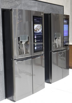 Smart fridge LG InstaView ThinQ 1.jpg