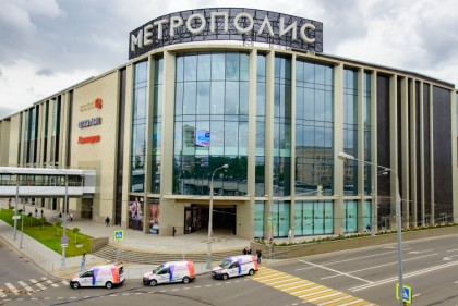 sm.Первый премиальный магазин LG в Метрополисе, сервисные машины LG (1).750.JPG